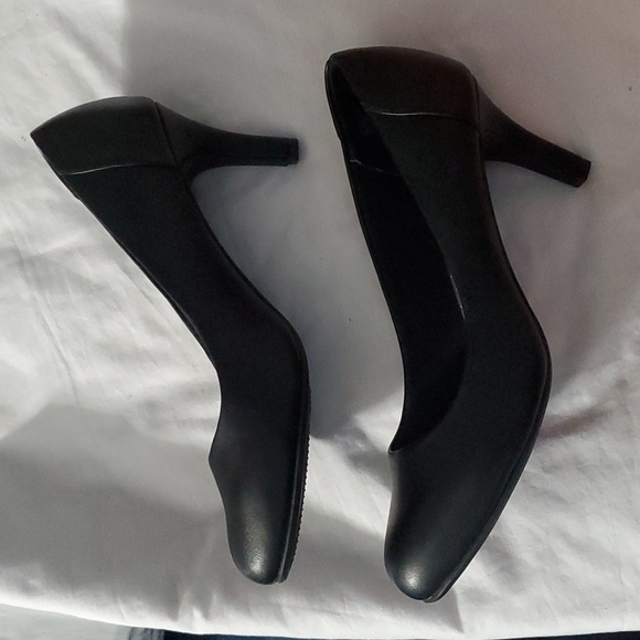 : Size 9 1/2 Time and Tru black Classic ladies  pumps heels - Picture 6 of 11